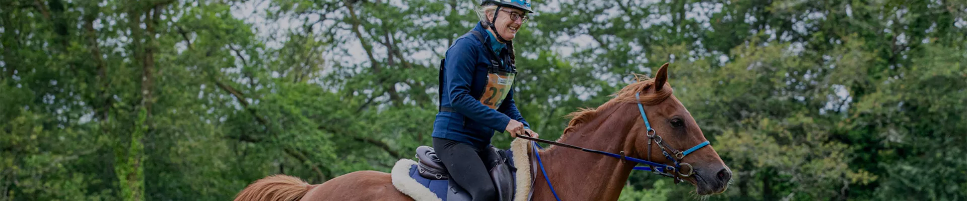 Cavalière à cheval en concours endurance